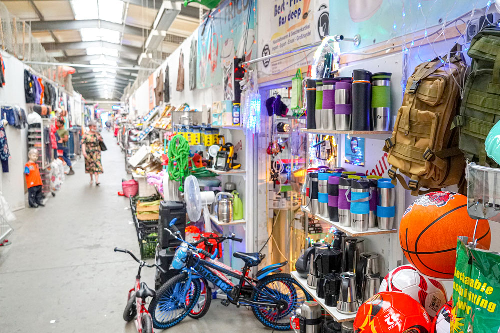 Dong Xuan Center indoor halls
